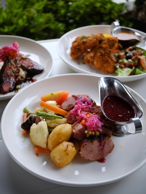 Roast plate with potatoes, vegetables and gravy at Kluck & Roast